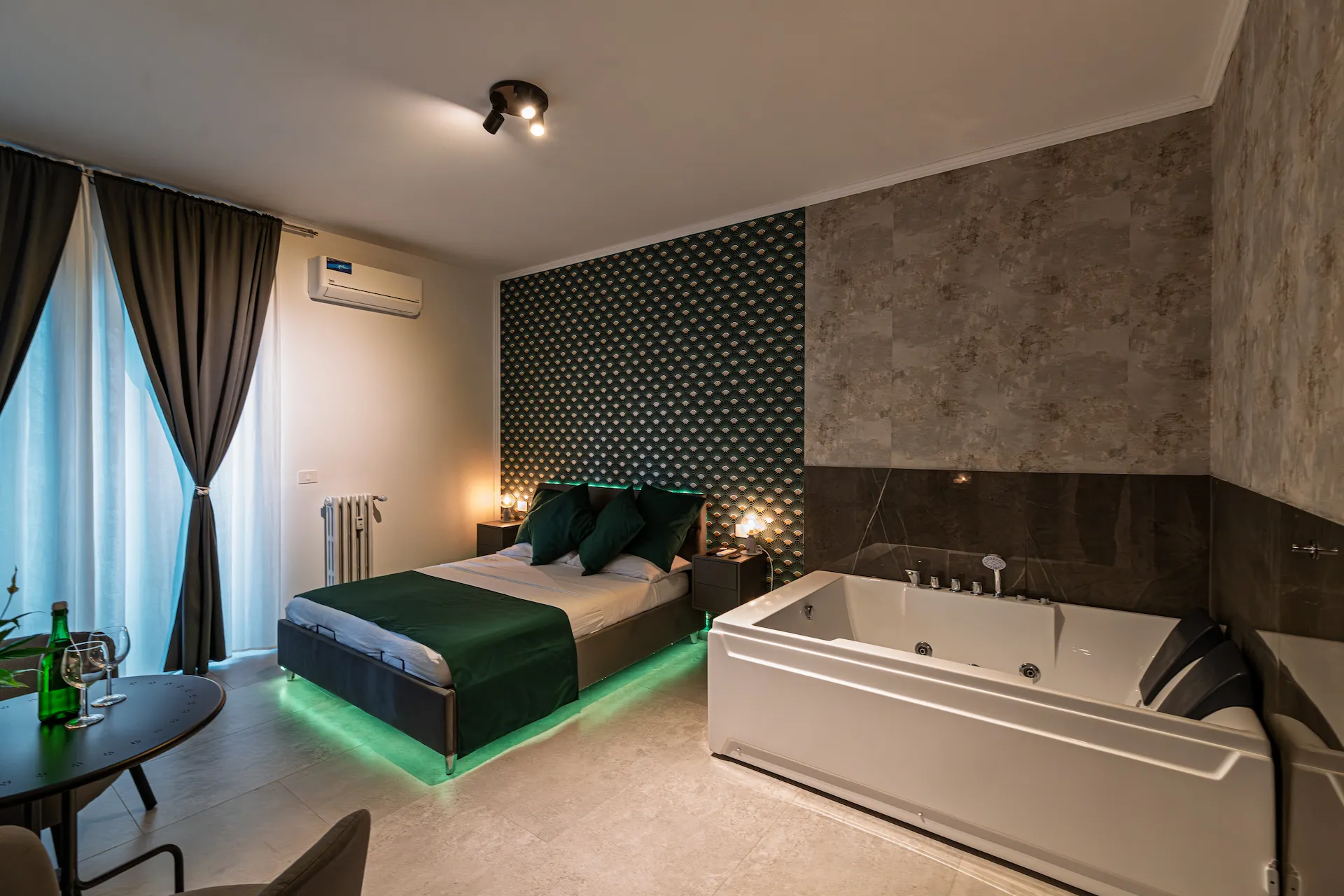 Suite Relax Vibes con vasca idromassaggio doppia rettangolare, LED verde sotto al letto e carta da parati art déco verde-oro — YOU Rhome Garbatella, boutique BnB Roma