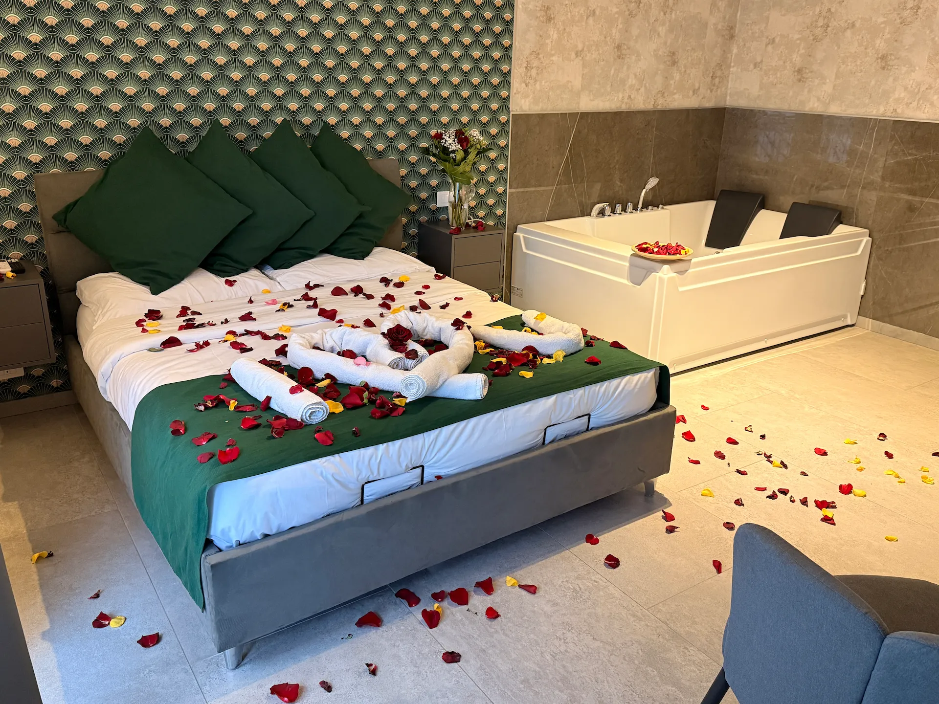 Pacchetto Honeymoon con petali di rose, Prosecco e candele per anniversario o fuga d'amore a Roma — YOU Rhome Garbatella