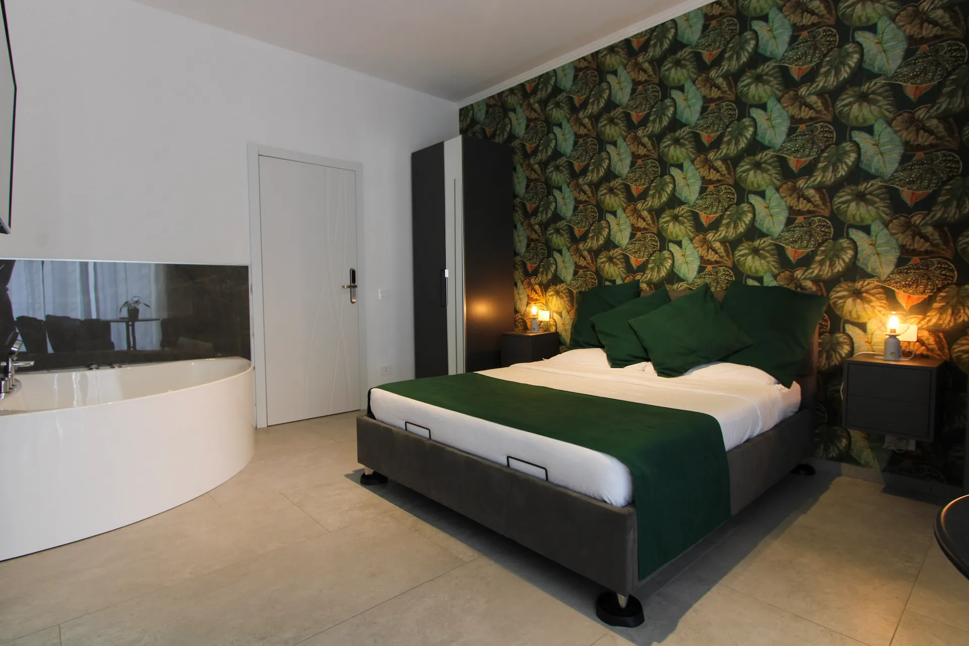 Suite Urban Mood con vasca idromassaggio ad angolo e carta da parati tropicale verde — YOU Rhome in Garbatella, boutique BnB Roma